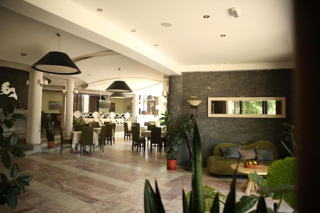 Sirena Hotel Tushemisht Bagian luar foto