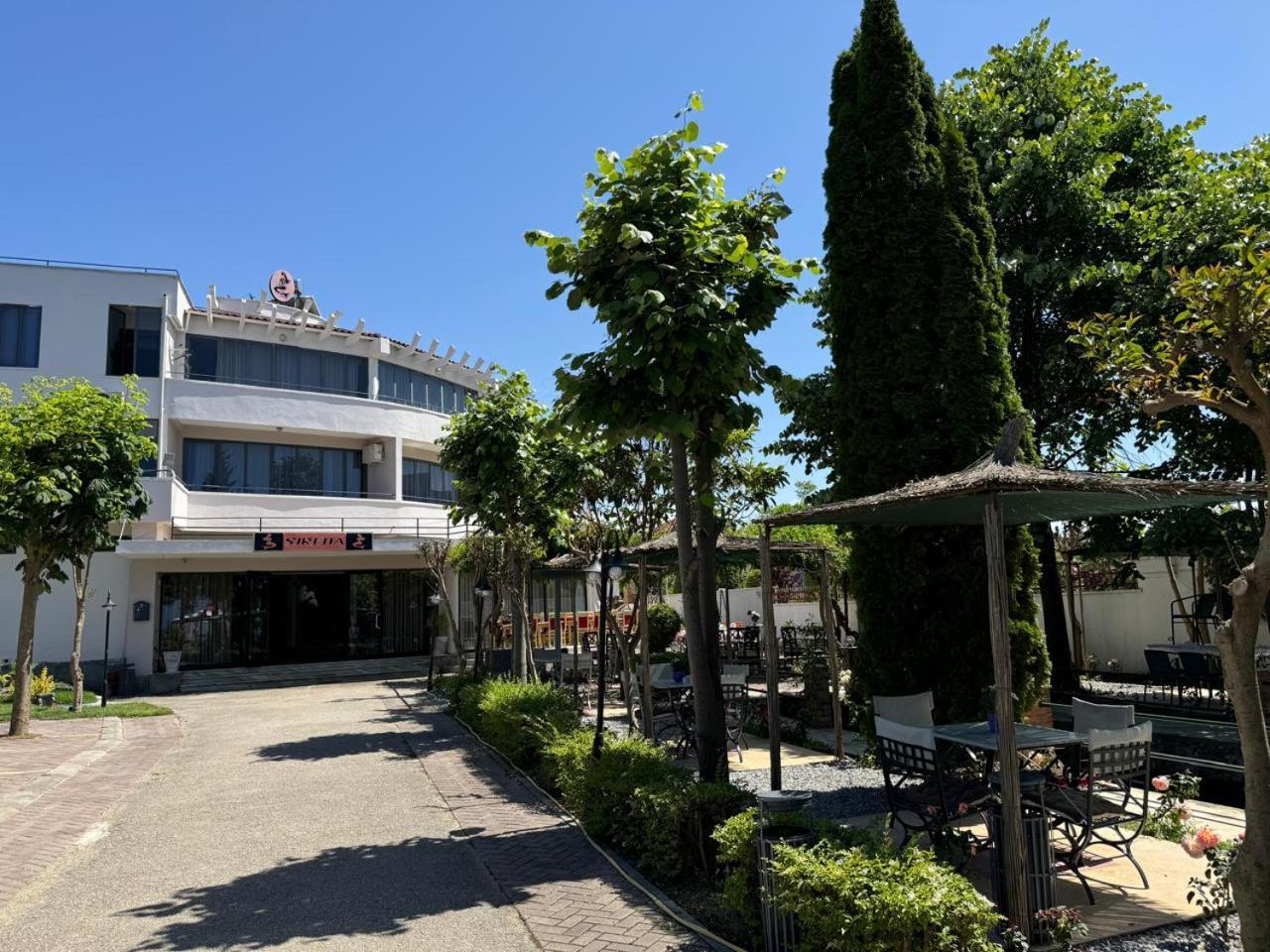 Sirena Hotel Tushemisht Bagian luar foto