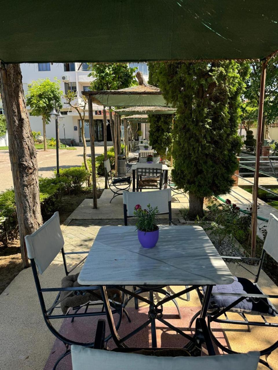 Sirena Hotel Tushemisht Bagian luar foto