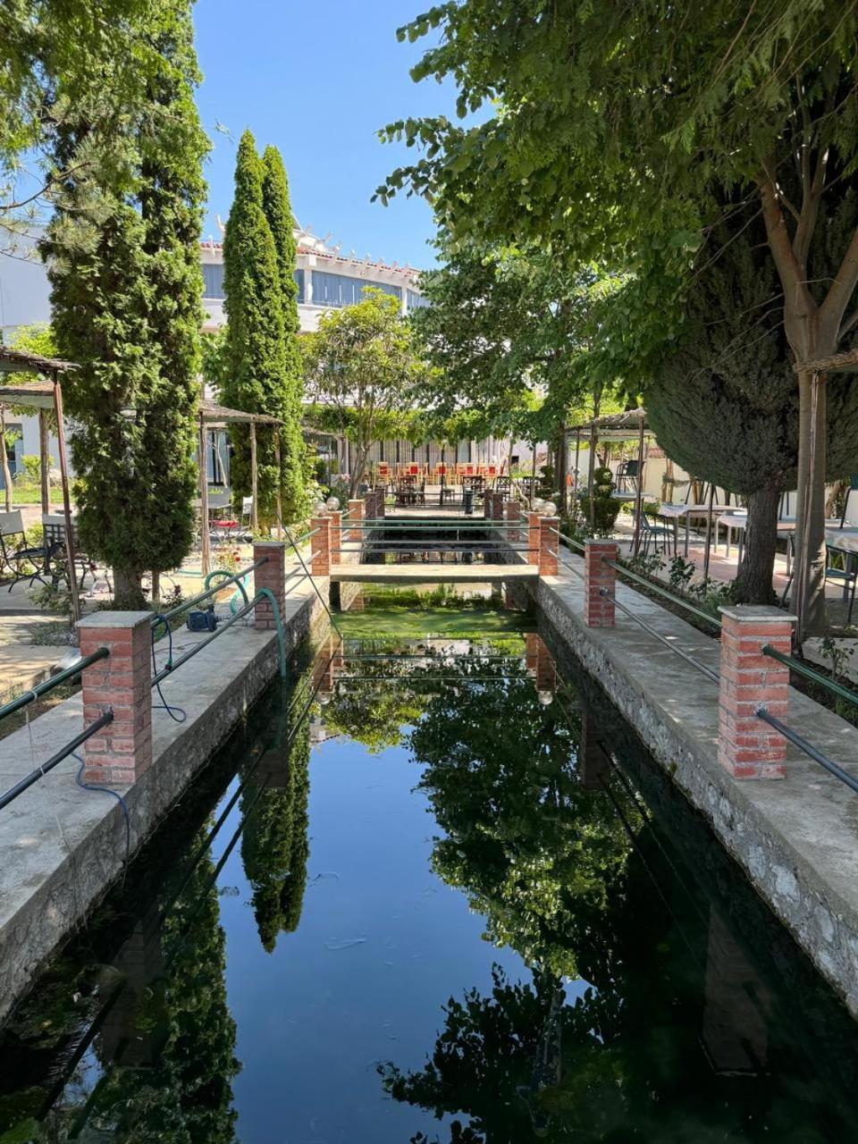 Sirena Hotel Tushemisht Bagian luar foto