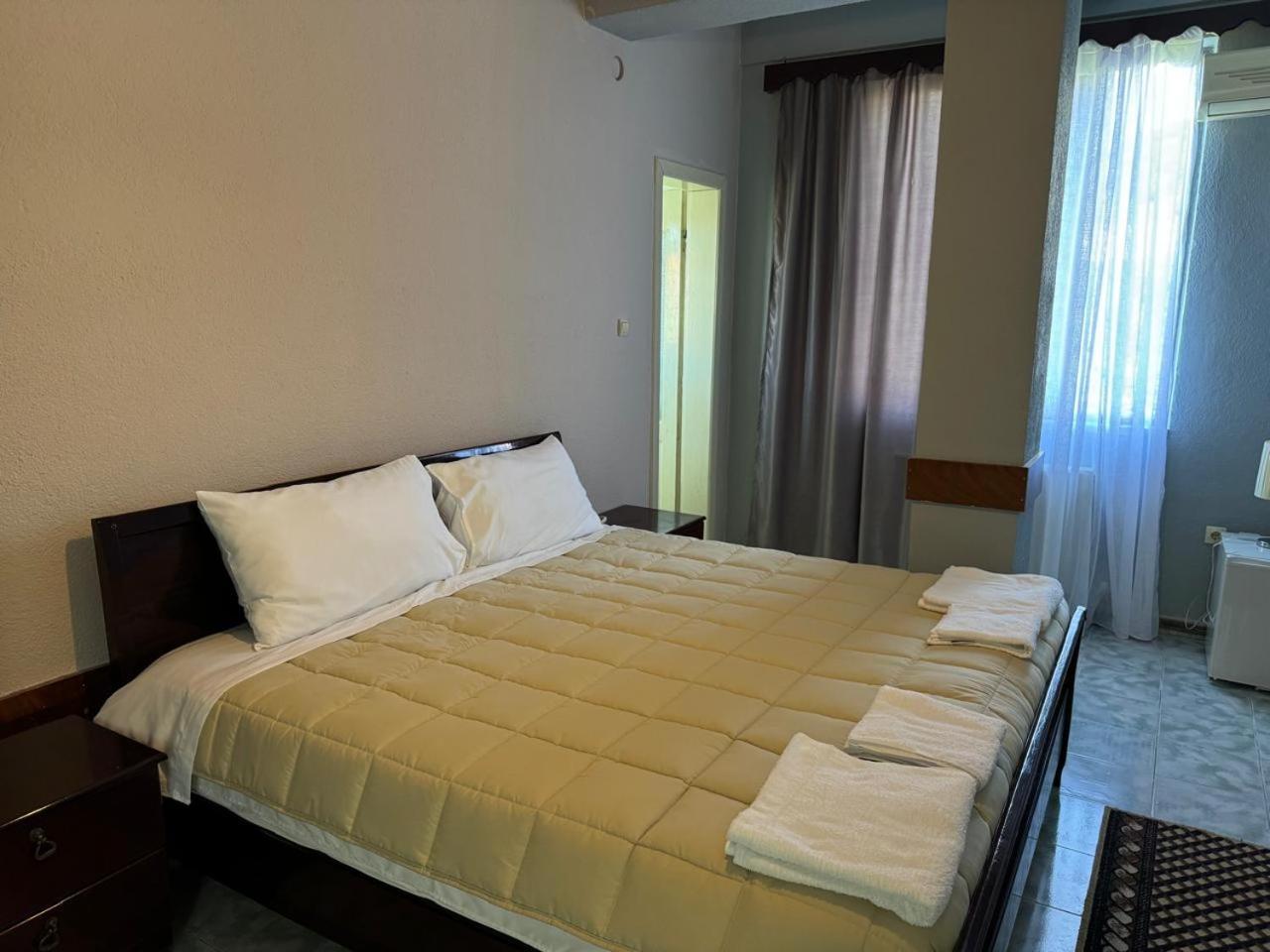 Sirena Hotel Tushemisht Bagian luar foto