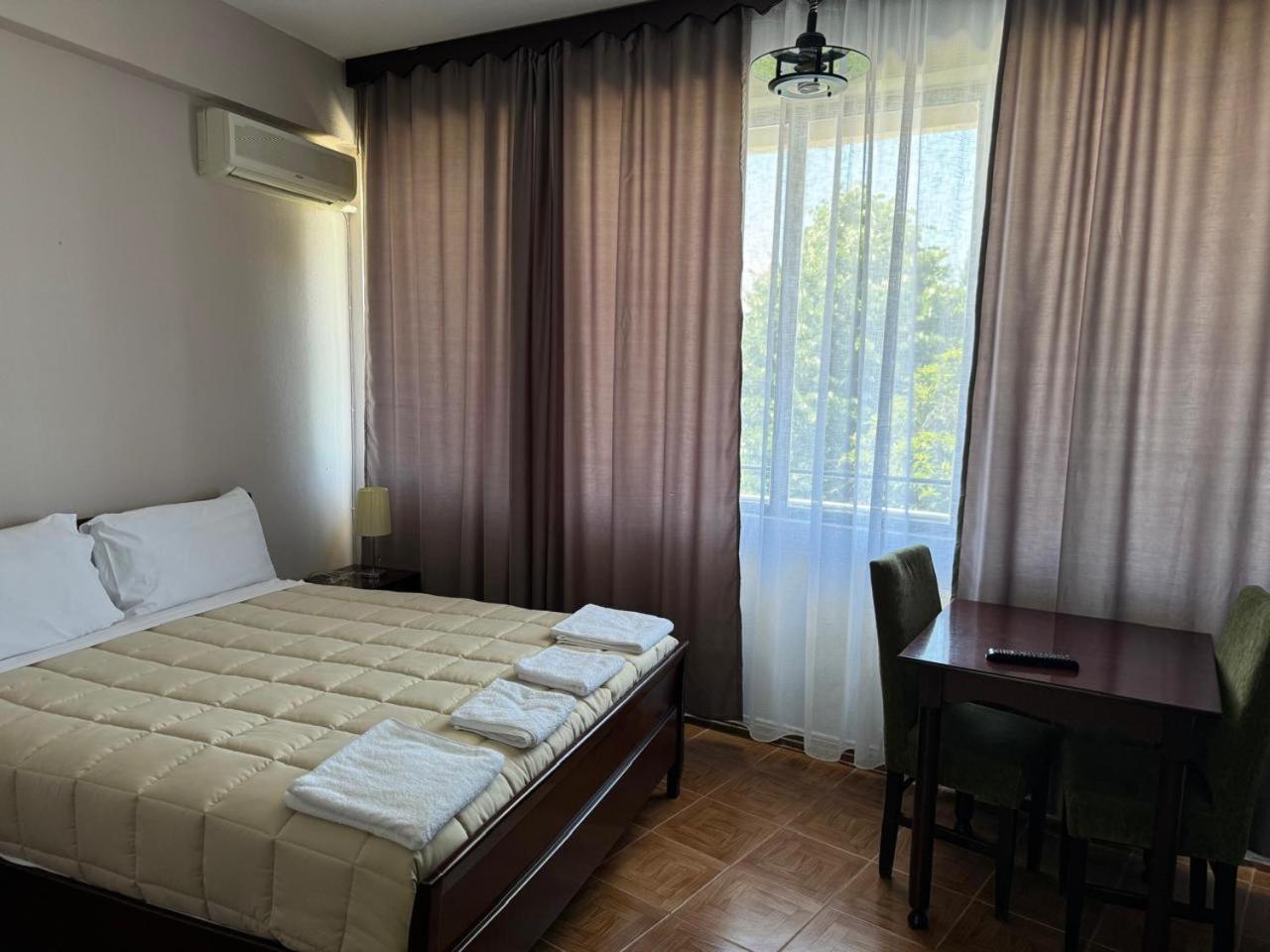Sirena Hotel Tushemisht Bagian luar foto