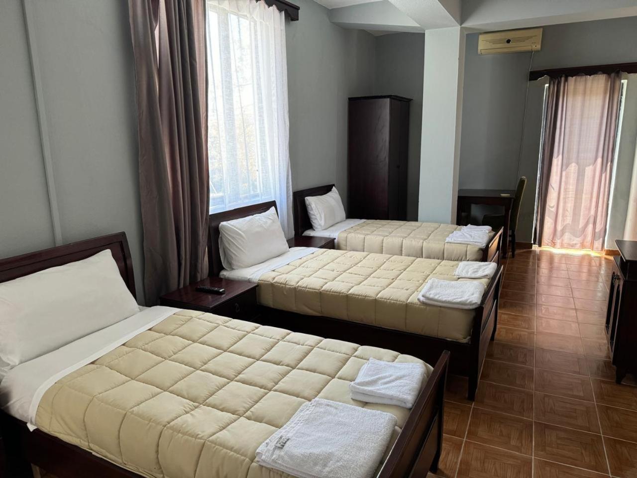 Sirena Hotel Tushemisht Bagian luar foto