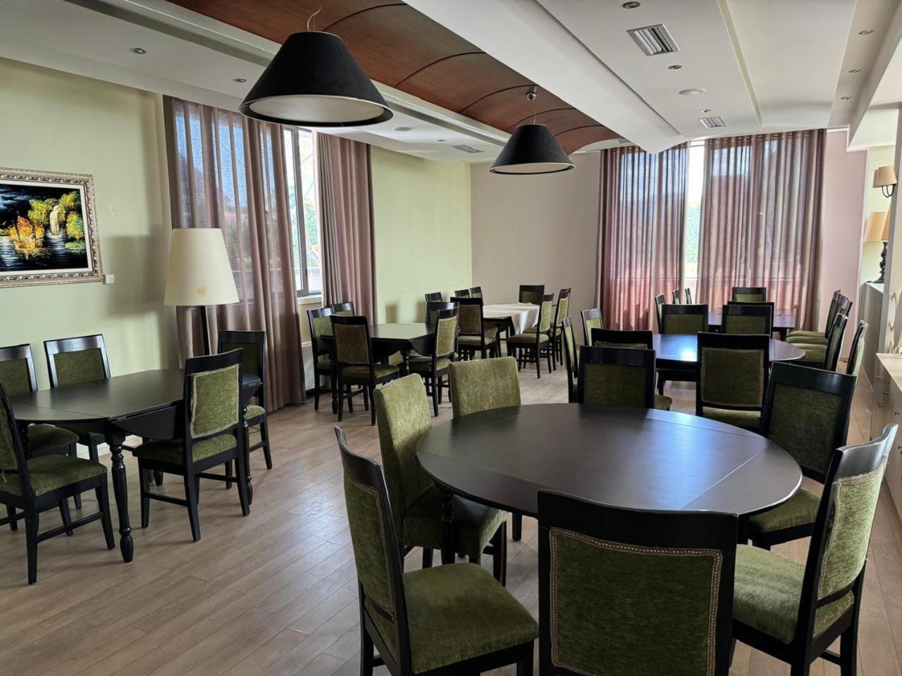 Sirena Hotel Tushemisht Bagian luar foto