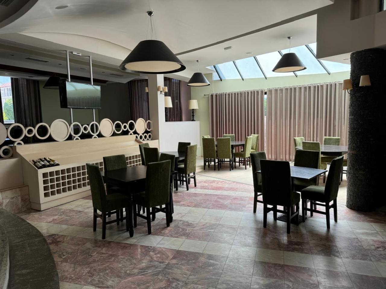 Sirena Hotel Tushemisht Bagian luar foto