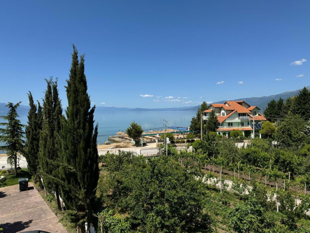 Sirena Hotel Tushemisht Bagian luar foto