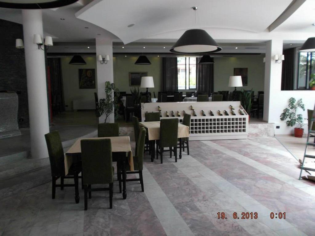 Sirena Hotel Tushemisht Bagian luar foto