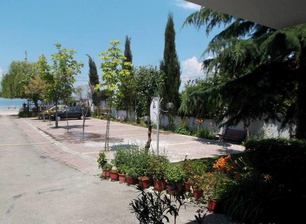 Sirena Hotel Tushemisht Bagian luar foto