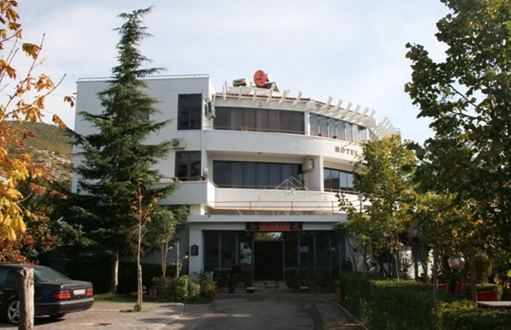 Sirena Hotel Tushemisht Bagian luar foto