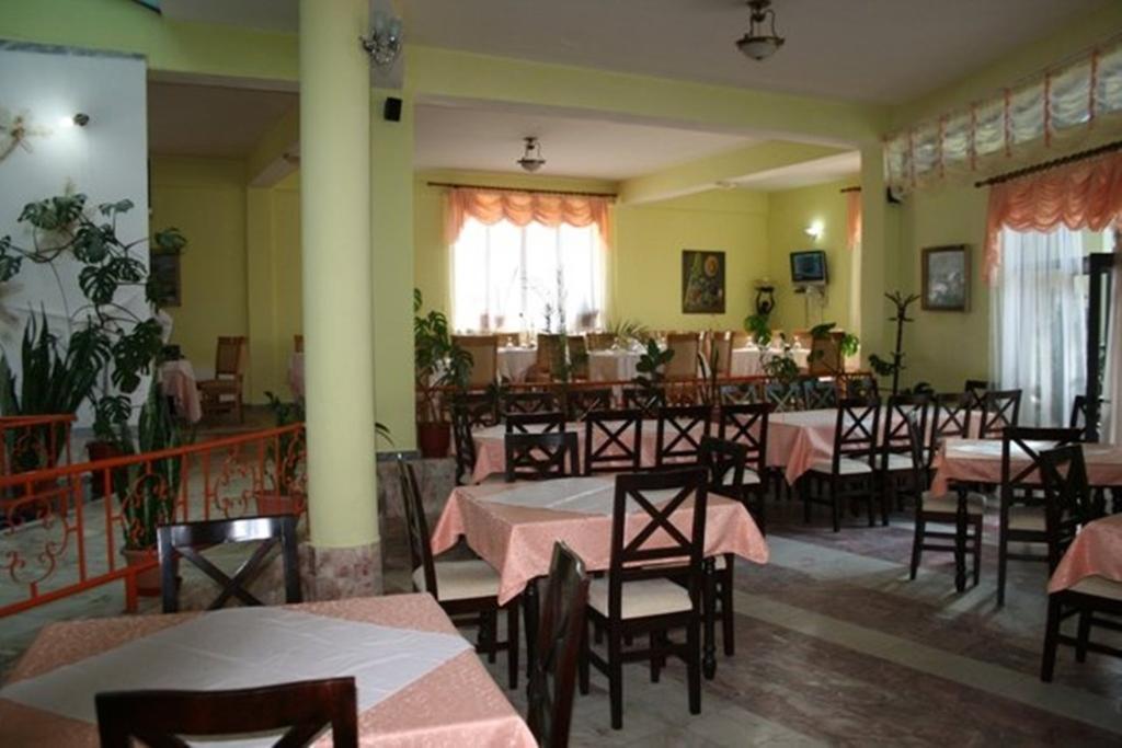 Sirena Hotel Tushemisht Bagian luar foto
