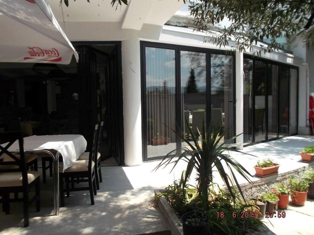 Sirena Hotel Tushemisht Bagian luar foto
